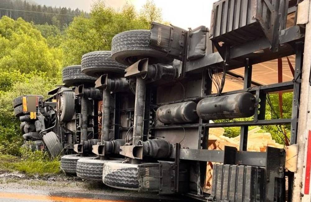 Foto: FOTO: Opitý vodič kamiónu havaroval pri Ružomberku, jeho vozidlo skončilo prevrátené mimo cesty