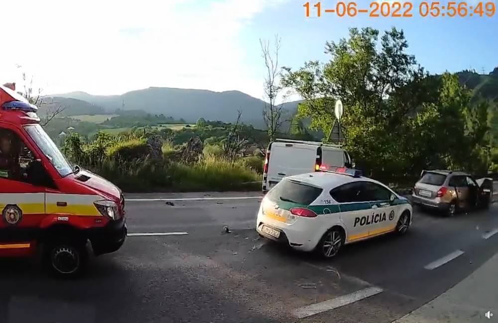VIDEO: Pod hradom Strečno došlo k ďalšej dopravnej nehode, zrazilo sa osobné auto s dodávkou