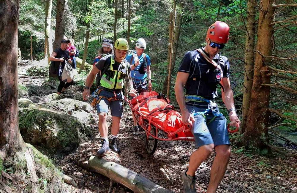 Poľský turista skolaboval v Horných dierach, horskí záchranári ho museli transportovať pomocou vozíka