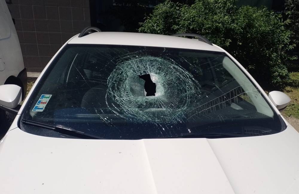 Ďalší prípad vandalizmu v Žiline: Na sídlisku Vlčince kameňom rozbili čelné sklo auta
