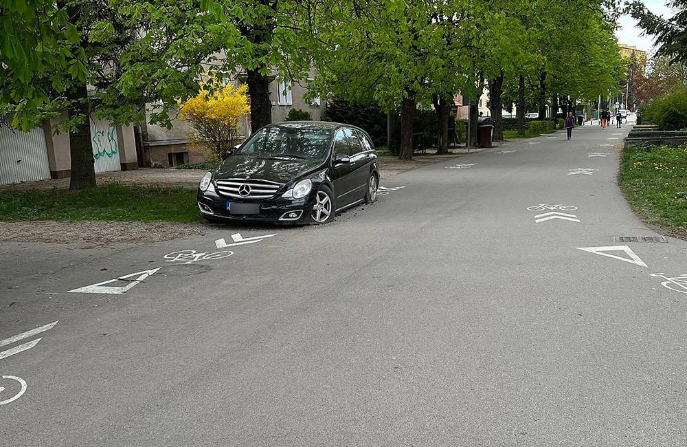 Foto: Čierny Mercedes blokuje cestu na Hlinách už niekoľko mesiacov, mesto vyzvalo vlastníka na jeho odstránenie
