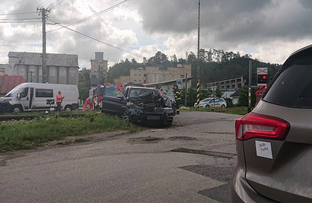 Na železničnom priecestí v obci Lietavská Lúčka došlo k zrážke vlaku s osobným autom