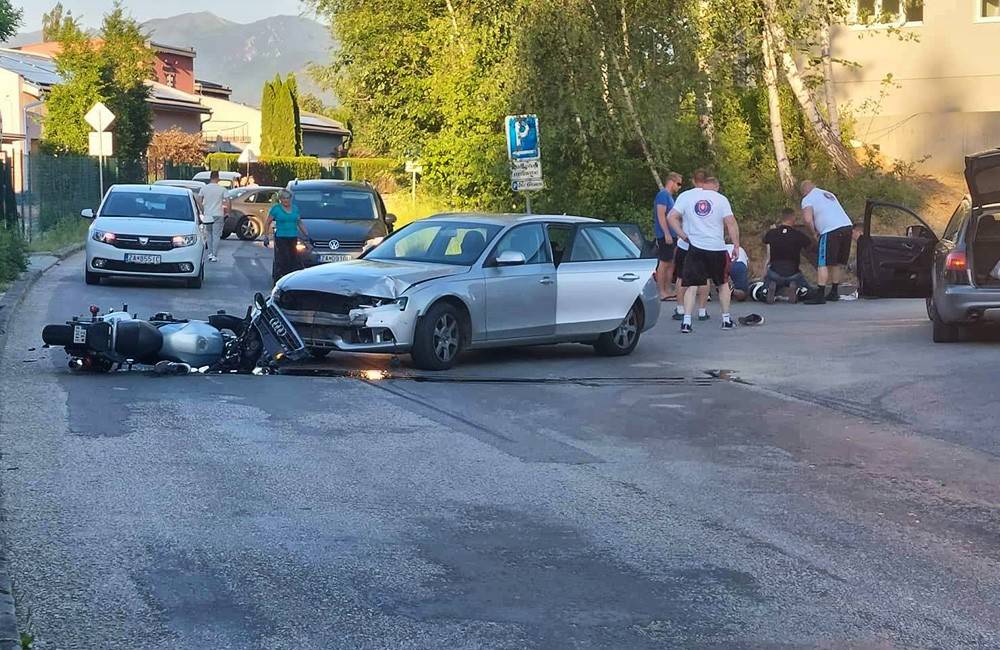 Foto: FOTO: Po zrážke motocykla s autom na Vlčincoch skončili dve osoby v nemocnici, zadržaný bol aj vodičský preukaz