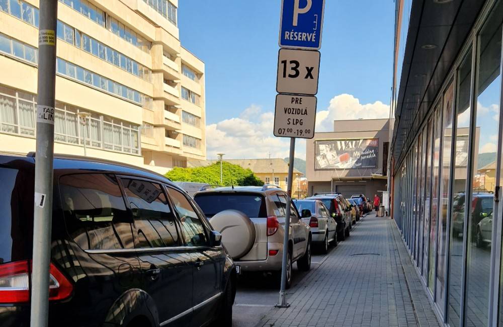 Foto: Vodiči nerešpektujú vyhradené LPG parkovisko pri Auparku, viac ako desatina všetkých priestupkov je z tejto ulice