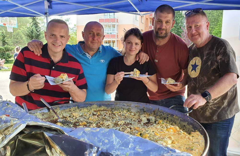 FOTO: Žilinčania prekonali rekord v najväčšej omelete na Slovensku, pomáhal im aj herec Lukáš Latinák