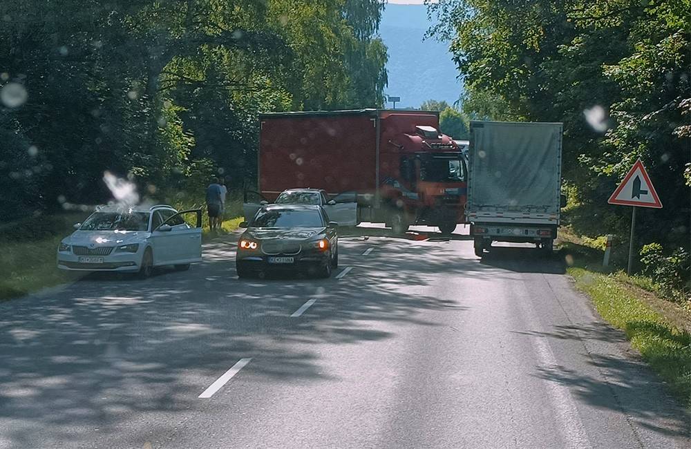 AKTUÁLNE: Medzi Žilinou a Strečnom došlo k zrážke nákladného auta s osobným, cesta je blokovaná