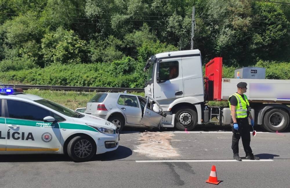 Foto: AKTUÁLNE: Pri nehode v Kraľovanoch zomrel 22-ročný vodič, na obchádzke je prevrátené vozidlo mimo cesty