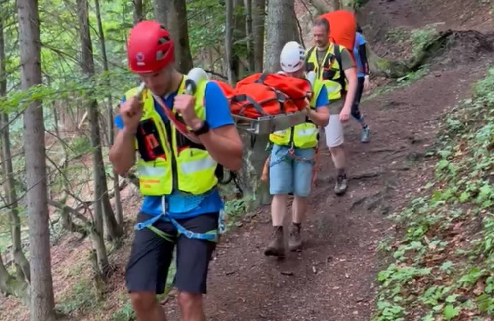 Horskí záchranári znášali z Malého Rozsutca 18-ročnú študentku, ktorá pre vyčerpanie nedokázala pokračovať