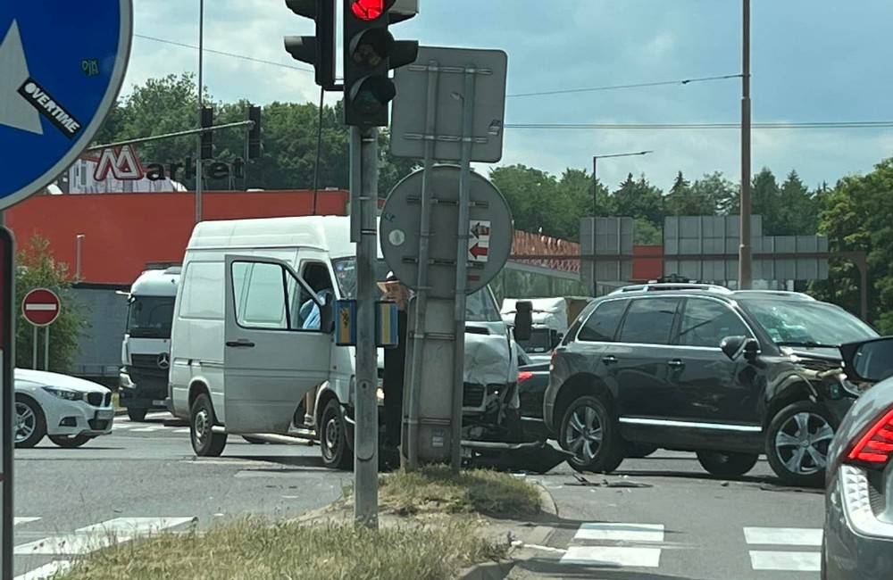 AKTUÁLNE: Križovatka na Košickej je opäť upchatá, zrazilo sa tu osobné auto s dodávkou