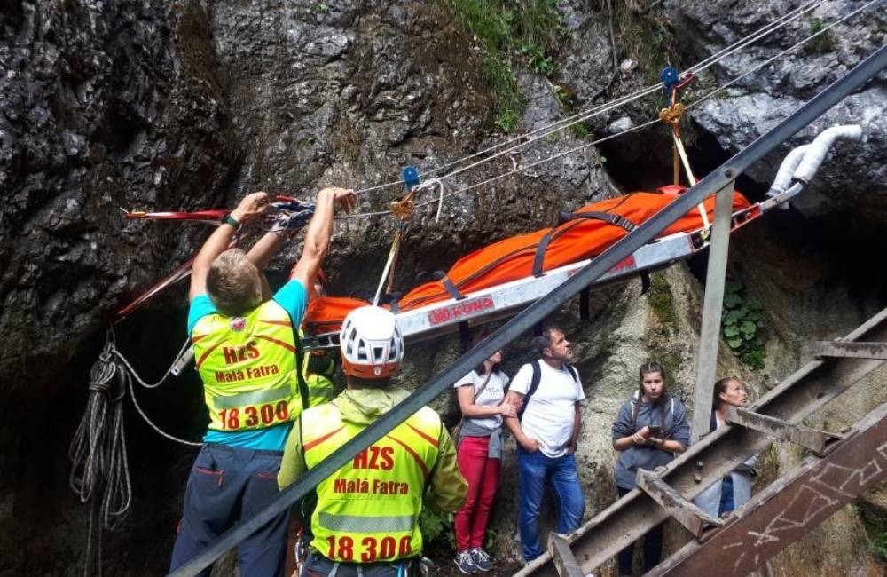 Turistka sa zranila v Jánošíkových dierach, horskí záchranári ju transportovali špeciálnymi nosidlami