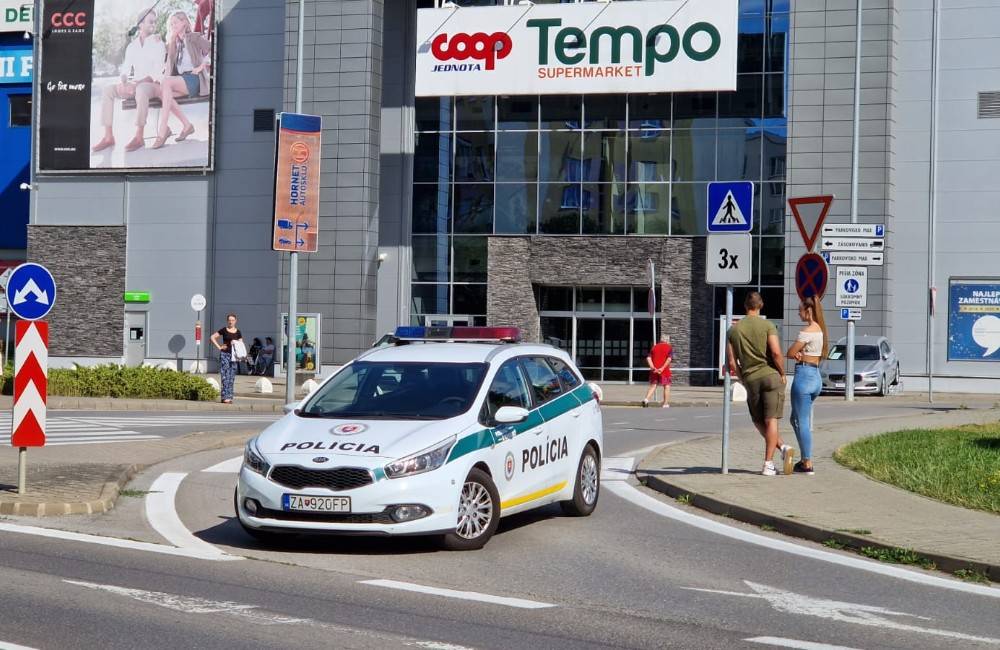 Na štyroch miestach v Žiline boli nahlásené bomby, polícia evakuovala celé nákupné centrá