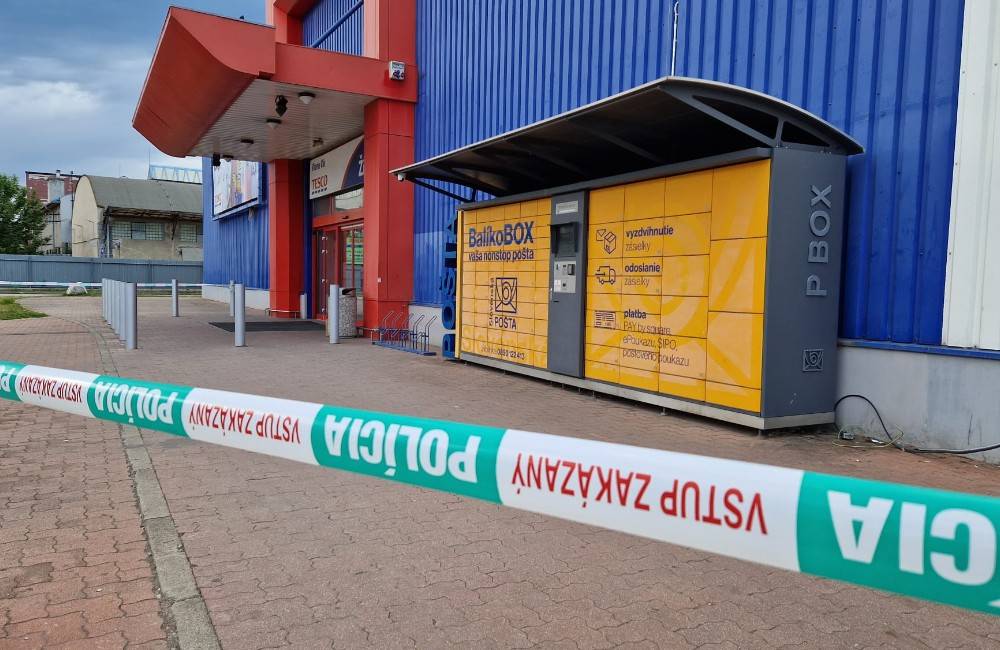 Foto: Ďalšie bomby boli nahlásené vo všetkých pobočkách Tatra banky, v Žiline zatvorili Tesco aj Aupark