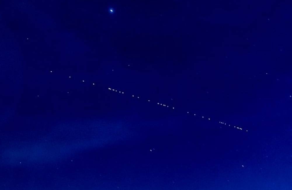 Foto: Na nočnej oblohe zažiaril nový svetelný reťazec, spoločnosť SpaceX vypustila do vesmíru ďalších 53 satelitov