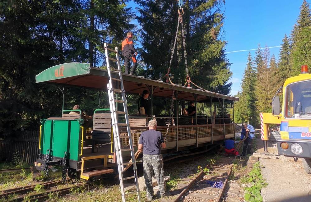 V Skanzene Vychylovka opravili druhý výletný vagón, na zážitkovú jazdu vyráža počas leta každý deň