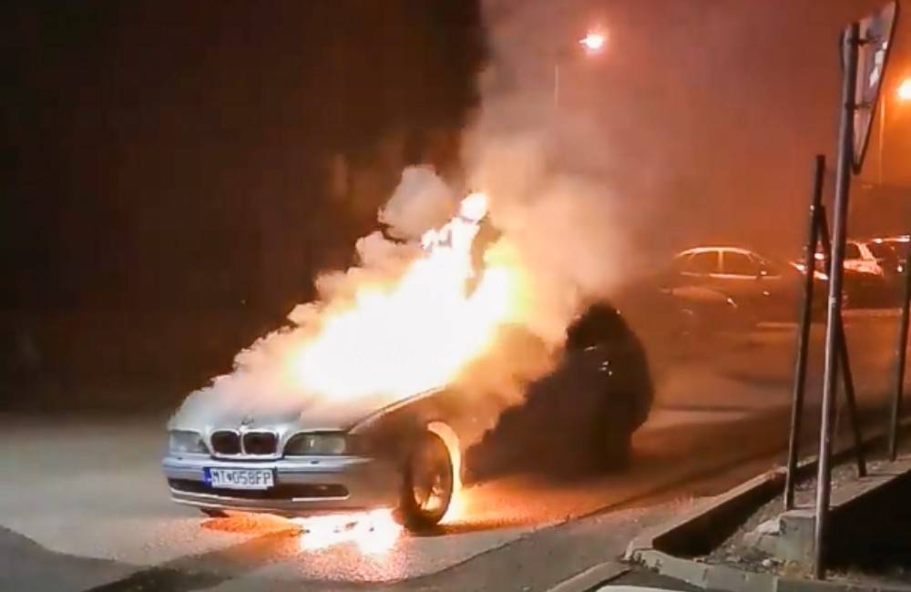 Foto: VIDEO: Na žilinskom sídlisku Hájik v noci horelo osobné vozidlo z Martina