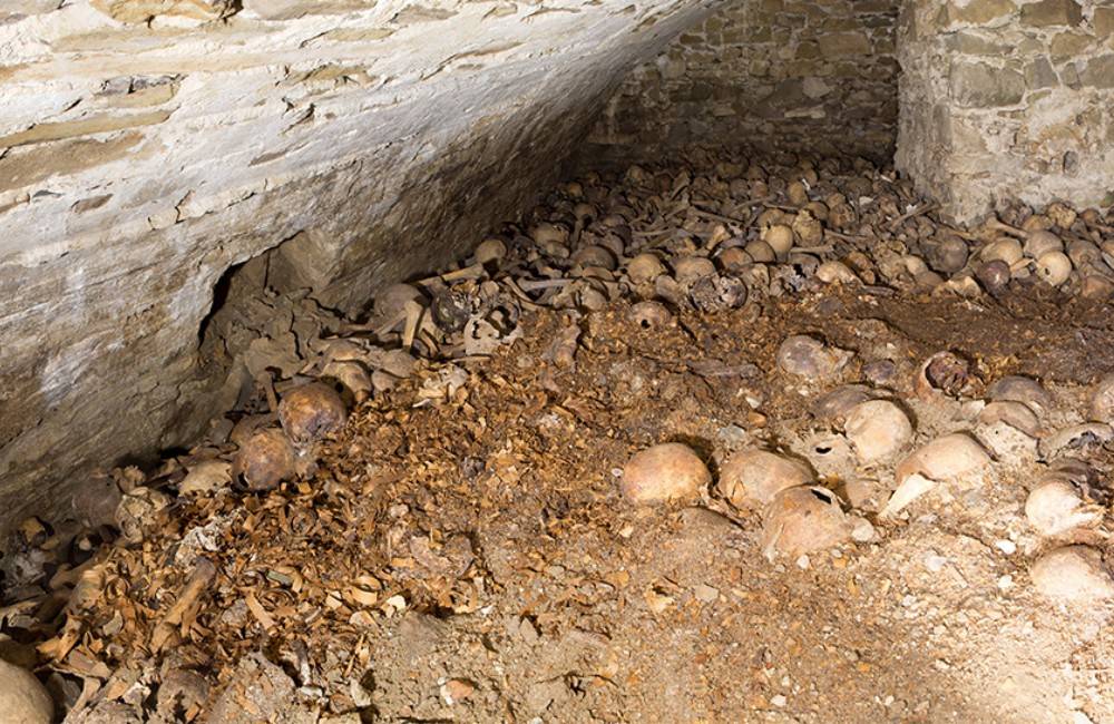 Pri rekonštrukcii Farského kostola bola objavená krypta s tisíckami kostí či časové kapsule
