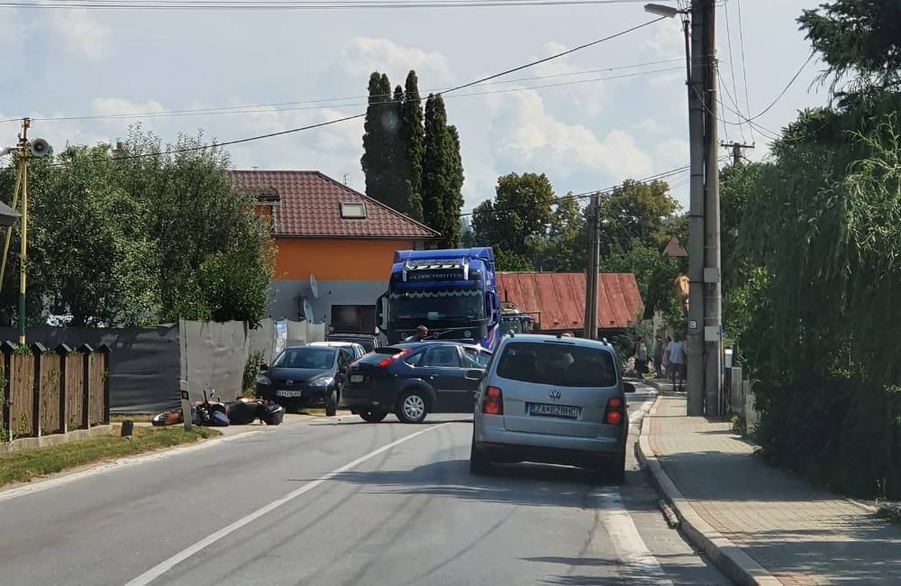 Foto: V obci Svederník došlo k zrážke osobného auta s motocyklistom, cesta je neprejazdná