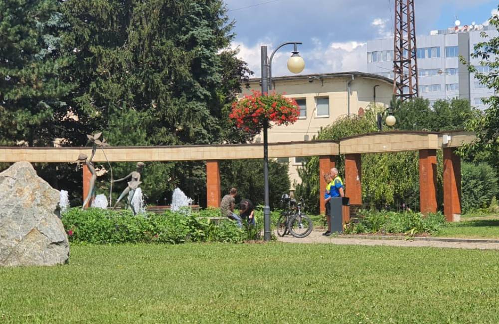 Mestskí policajti riešili v žilinskom Sade SNP bizarný prípad, muž a žena si v jednej z fontán umývali vlasy