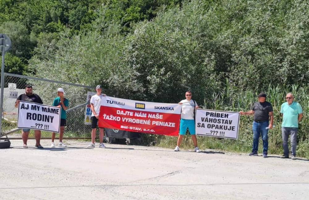 Foto: Protest dodávateľov z tunela Višňové práve začal: Aj my máme rodiny, dajte nám naše ťažko vyrobené peniaze!