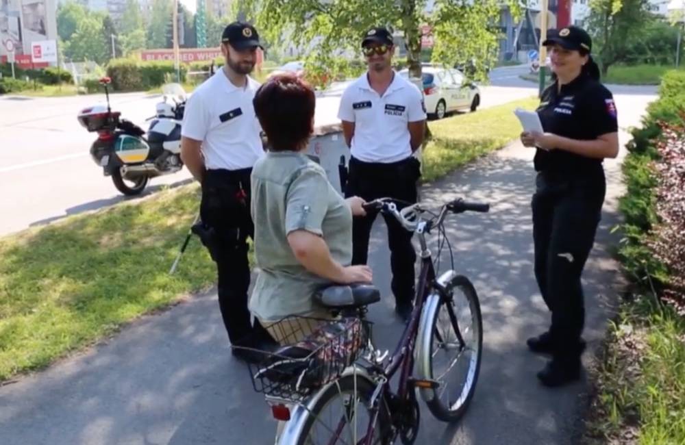 VIDEO: Polícia v Žiline v rámci bezpečnostnej akcie podrobila dychovej skúške cyklistov a kolobežkárov