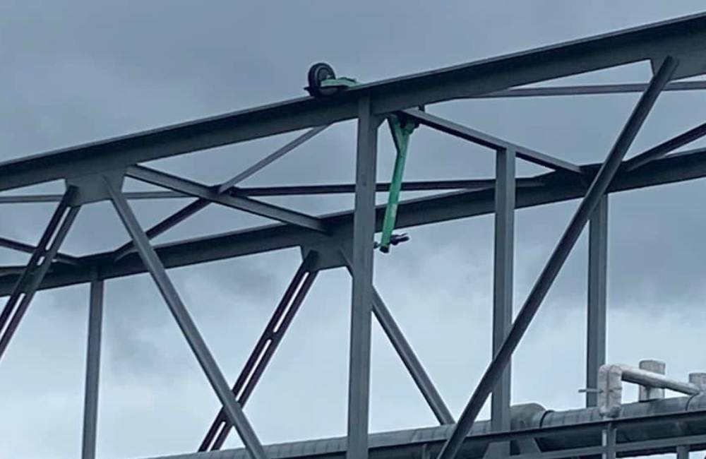 Ďalšiu elektrickú kolobežku Bolt našli Martinčania visieť z konštrukcie železného mosta