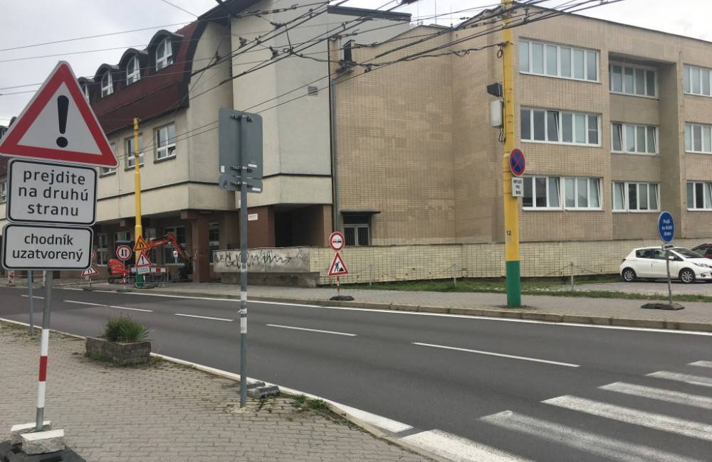 Foto: Na Hálkovej ulici pribudlo kuriózne dopravné značenie, chodcov posiela z jednej strany cesty na druhú