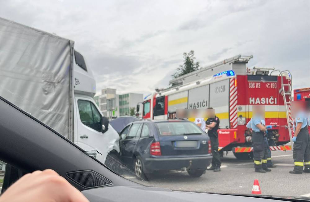 Na Košickej ulici v Žiline došlo k zrážke dvoch áut, začínajú sa tvoriť kolóny