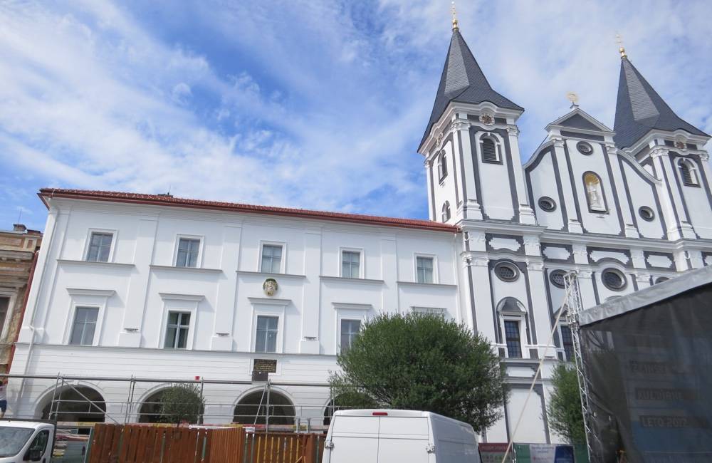 Po roku rekonštrukcií došlo k odhaleniu fasády kláštora patriacemu k Sirotáru na Mariánskom námestí v Žiline