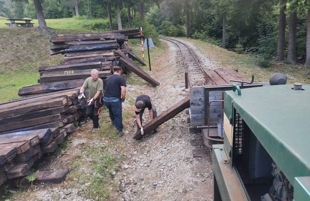 Lesnú úvraťovú železničku vo Vychylovke, po ktorej návštevníci vyrážajú na jazdy, zbavili popadaných stromov 