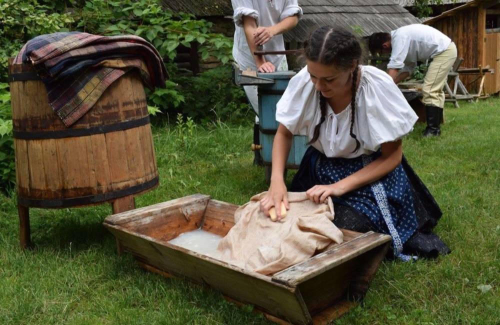 V Múzeu slovenskej dediny predvedú folklórne súbory ukážky prác spojených so zhotovením odevu v minulosti