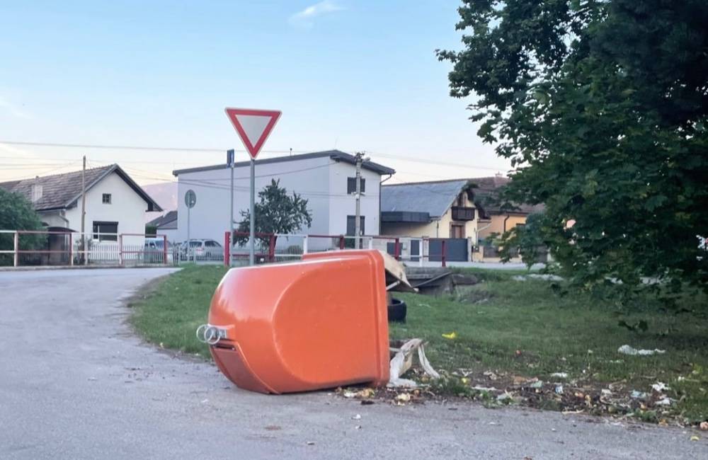 Foto: V žilinskej mestskej časti Bánová je pravidelne prevrátený kôš na bioodpad, príčinou je opäť divá zver