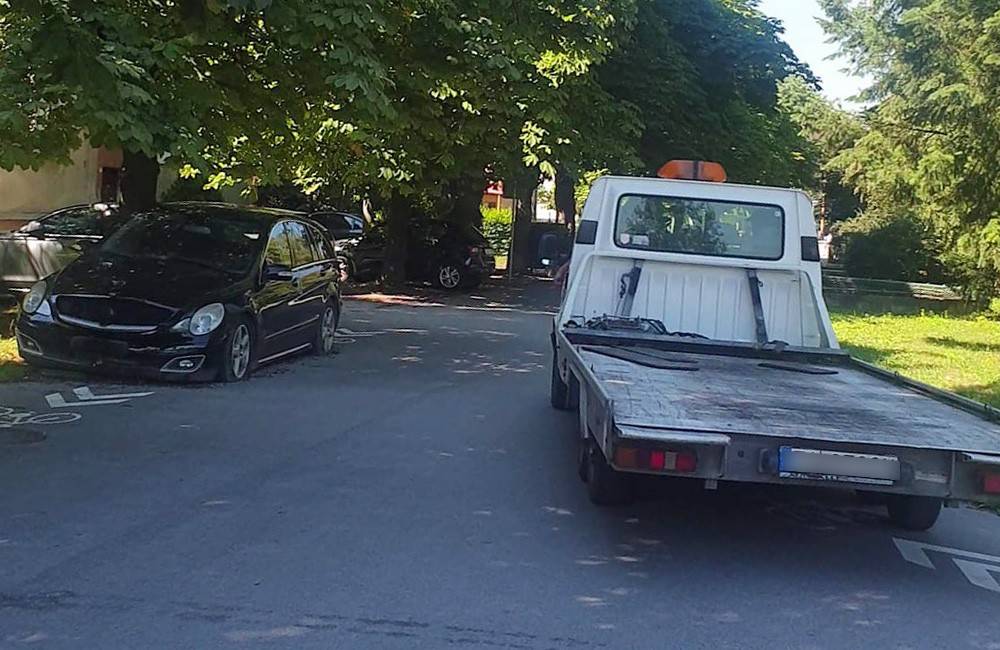 Foto: Odstavený Mercedes na Hlinách dal odtiahnuť majiteľ, zatiaľ čo sa mesto chváli napredovaním v boji s autovrakmi