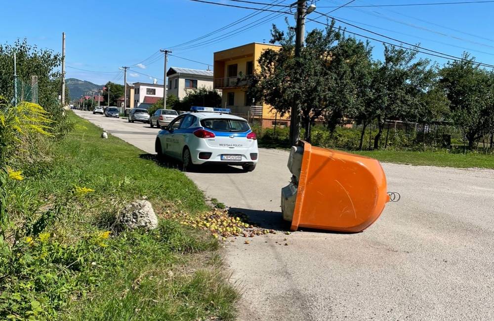 Foto: Diviaky v Žiline opäť vyčíňali: Ďalší prevrátený kontajner na bioodpad našli v Bánovej