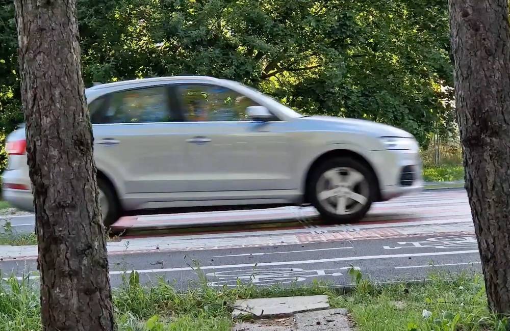 VIDEO: Hluk z vodiacich pásov na Rosinskej ceste ruší obyvateľov v okolí, podľa mesta projekt nie je dokončený