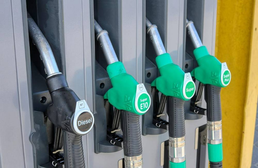 PREHĽAD: Ceny pohonných hmôt v Žiline klesajú, v auguste tankujeme plnú nádrž o 10 eur lacnejšie ako v júli