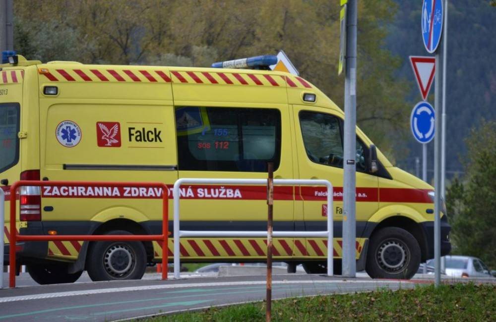 Foto: Zdravotníci ošetrovali muža ležiaceho na Závodskej ceste v Žiline, ten sa na nich pokúšal zaútočiť päsťami