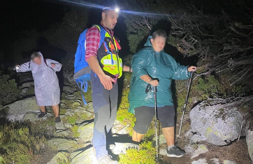 České turistky zastihla v Tatrách búrka, stratené po zotmení požiadali o pomoc horských záchranárov