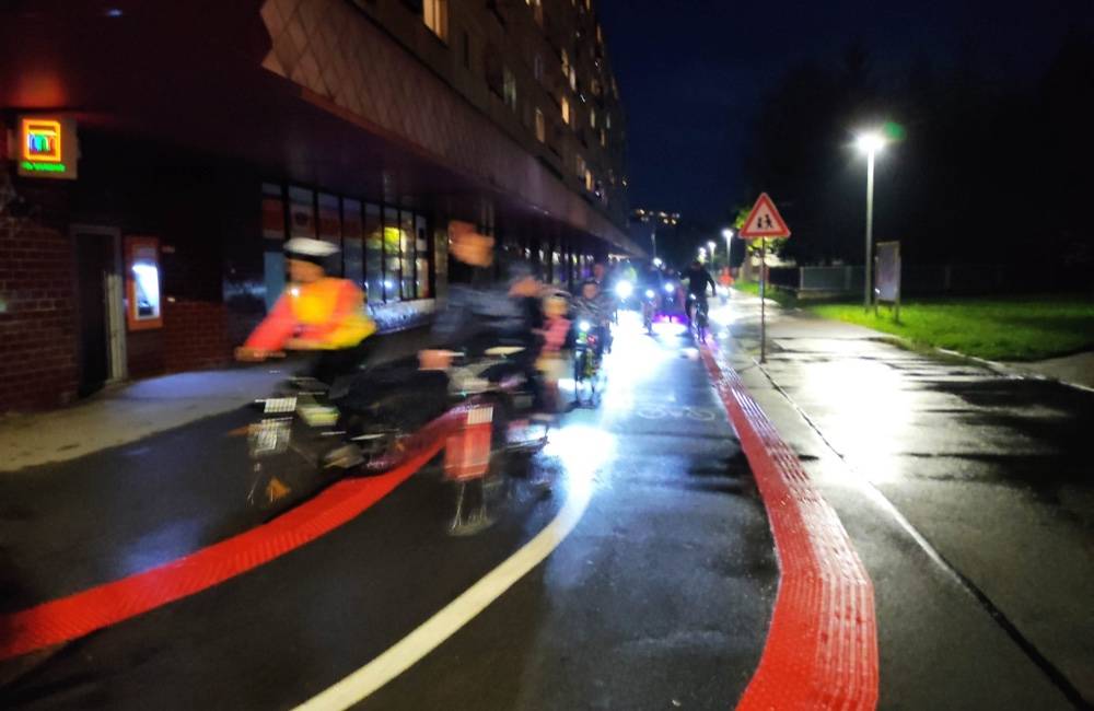 Cyklisti môžu aj tento rok vytvoriť počas Letnej nočnej cyklojazdy Žilinou jedinečnú svetelnú reťaz na kolesách 