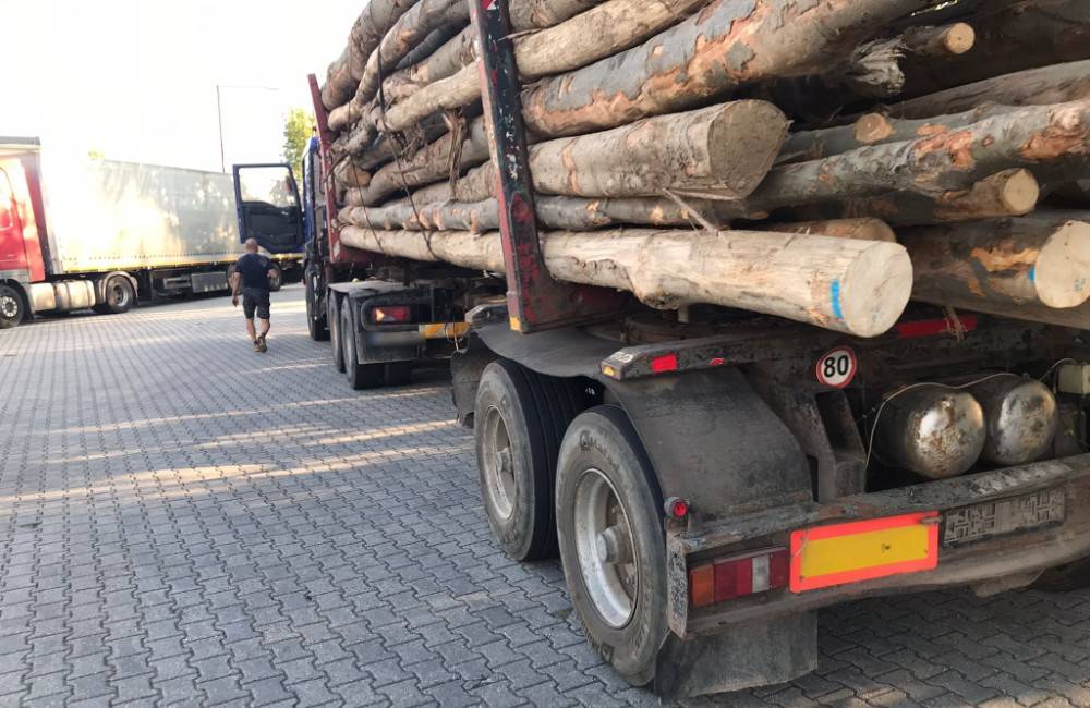 FOTO: Kamión s drevom jazdil po Žilinskom kraji preťažený, v zlom technickom stave a bez overenia tachografu