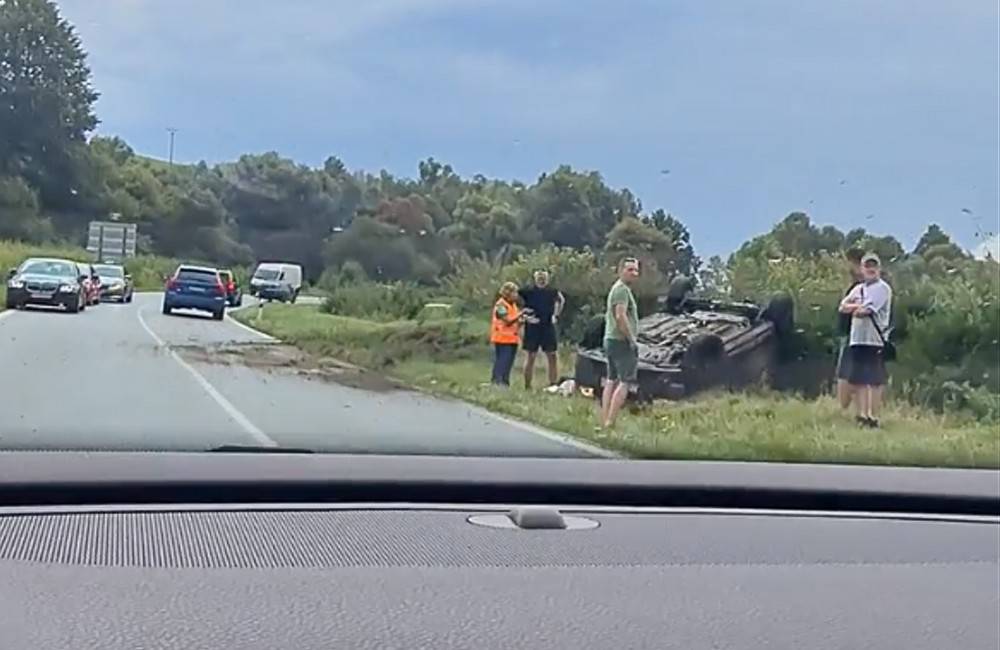 VIDEO: Ďalšie prevrátené vozidlo sa nachádza vedľa cesty medzi obcou Belá a Žilinou