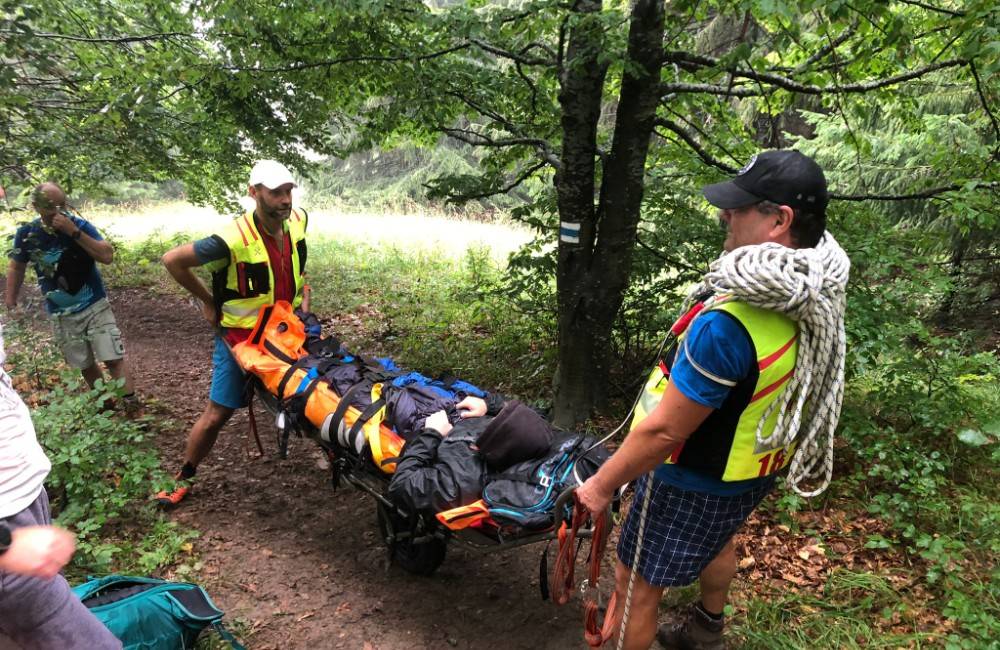Foto: Turista sa pošmykol na mokrom chodníku vo Veľkej Fatre, pomáhali mu horskí záchranári