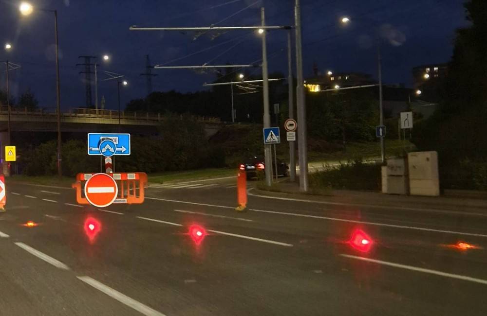 Košická ulica v Žiline bude po požiari kamióna uzavretá do ranných hodín, premávka je ďalej vedená cez Celulózku