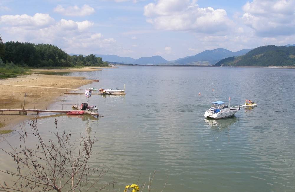 Stovka otužilcov z celého Slovenska preplávala 3,5-kilometrový úsek Liptovskej Mary