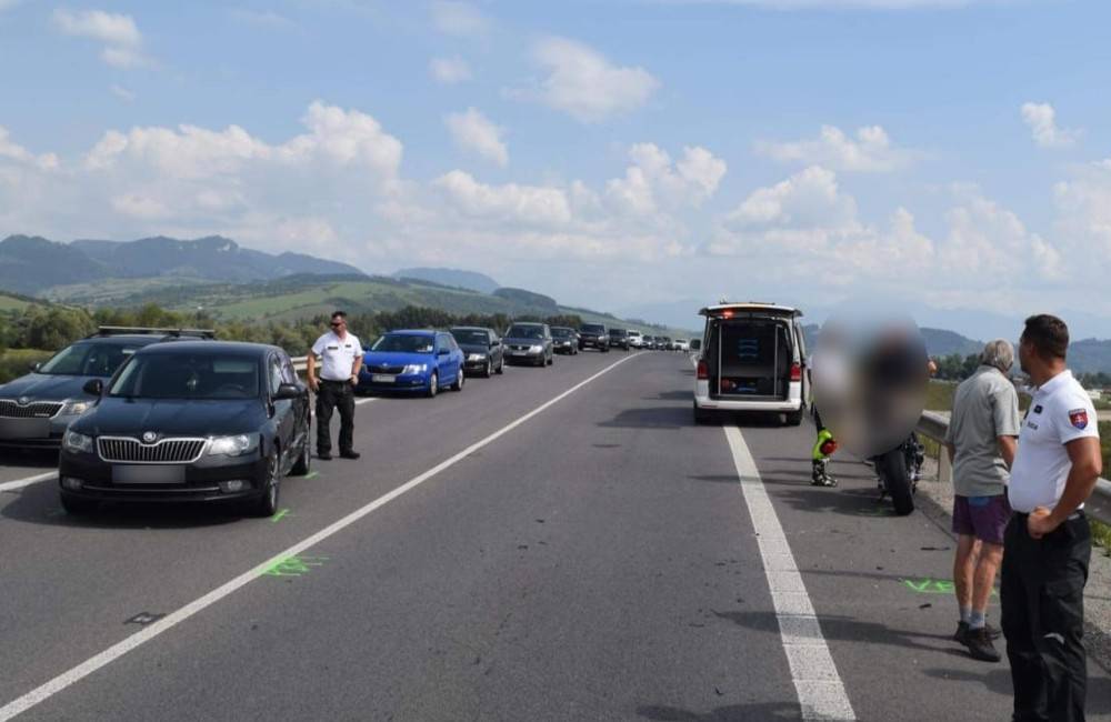 Foto: Polícia hľadá svedkov dopravnej nehody motocyklistu s osobným motorovým vozidlom v Ružomberku