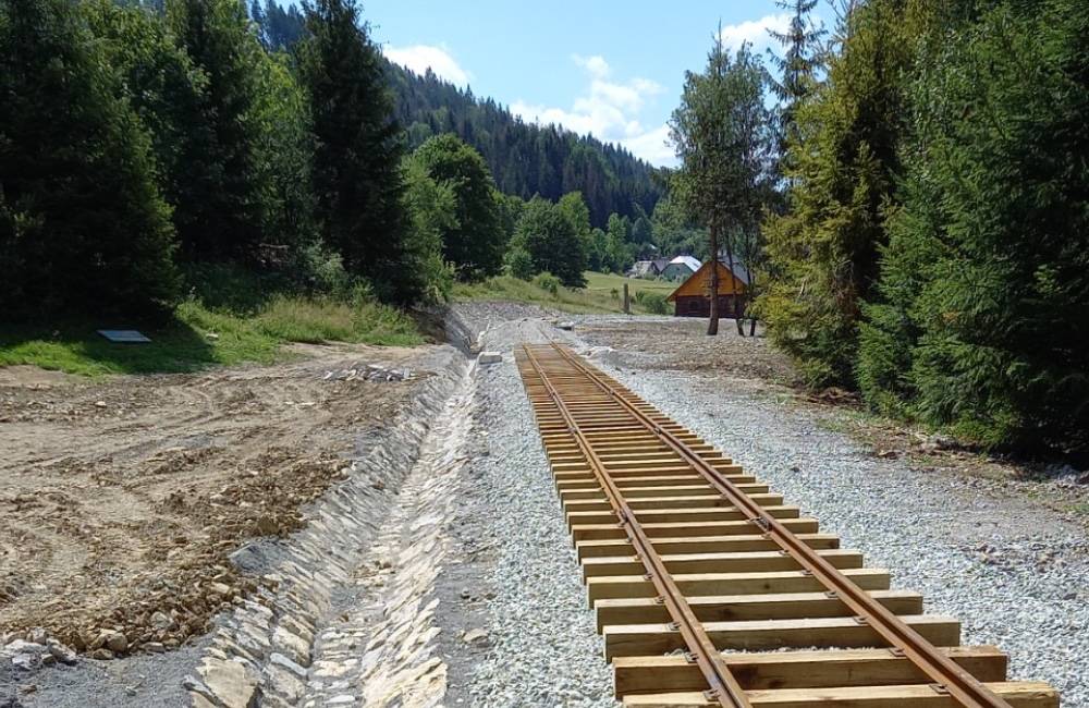 V skanzene Vychylovka sa pokračuje s rekonštrukciou Historickej lesnej úvraťovej železnice