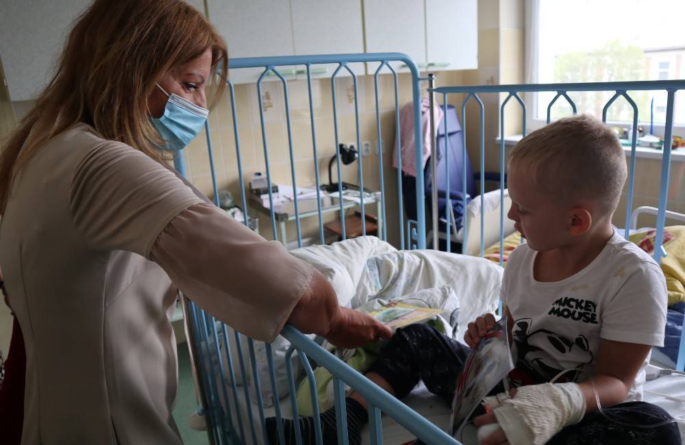 Foto: Malí pacienti na detskom oddelení v Žiline zabúdajú pri zábave v nemocničnej škole na svoje ťažkosti