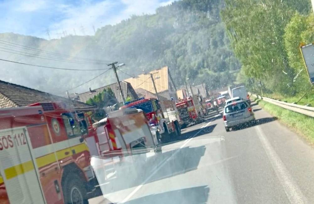 AKTUÁLNE: Na ceste I/18 v obci Hubová zasahujú hasiči, prejazd úsekom je komplikovaný
