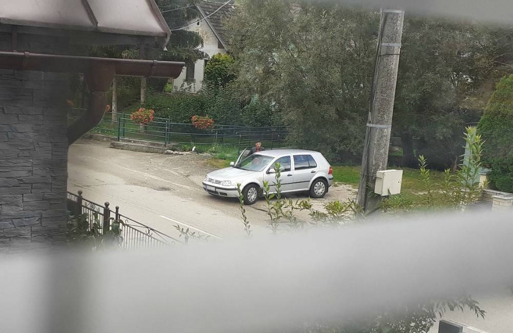 Obec Konská v žilinskom okrese upozorňuje na zlodejov, ktorí kradnú vo dvoroch rodinných domov
