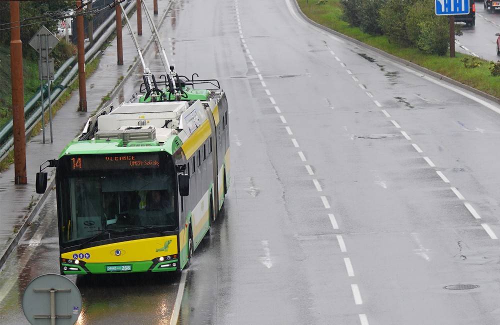 Foto: Najprv skrížil cestu trolejbusu a potom z miesta nehody ušiel. V žilinskej MHD došlo aj ku zraneniam