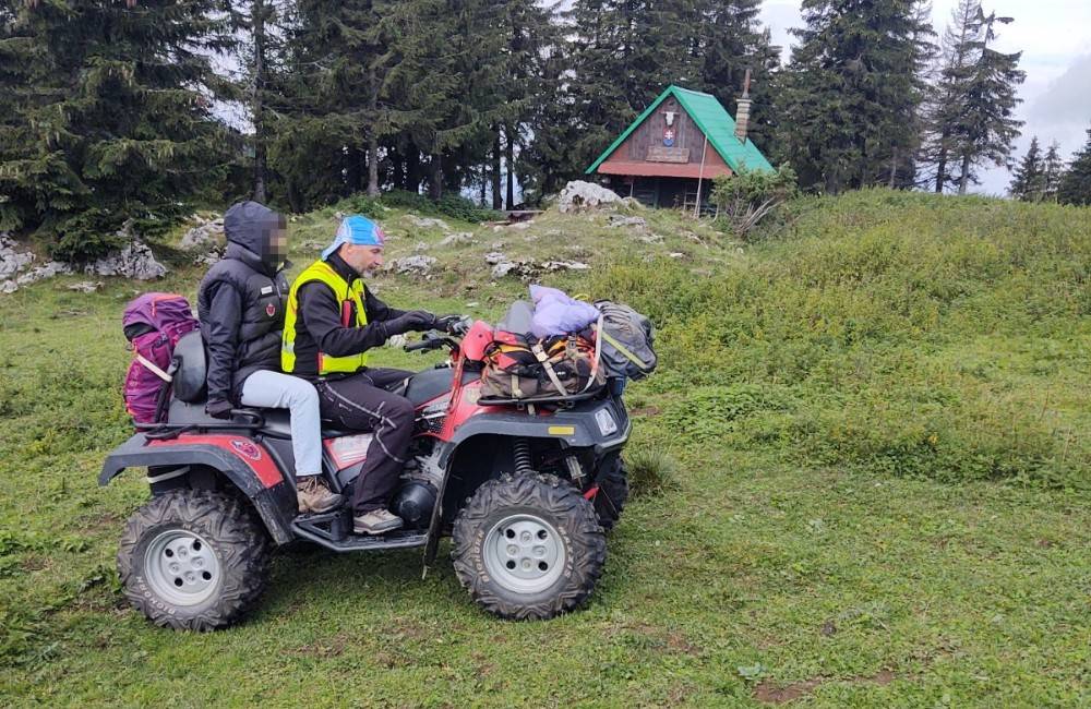 Foto: Horská záchranná služba pomáhala v Salaši pod Suchým vrchom mladej českej turistke so žalúdočnými ťažkosťami